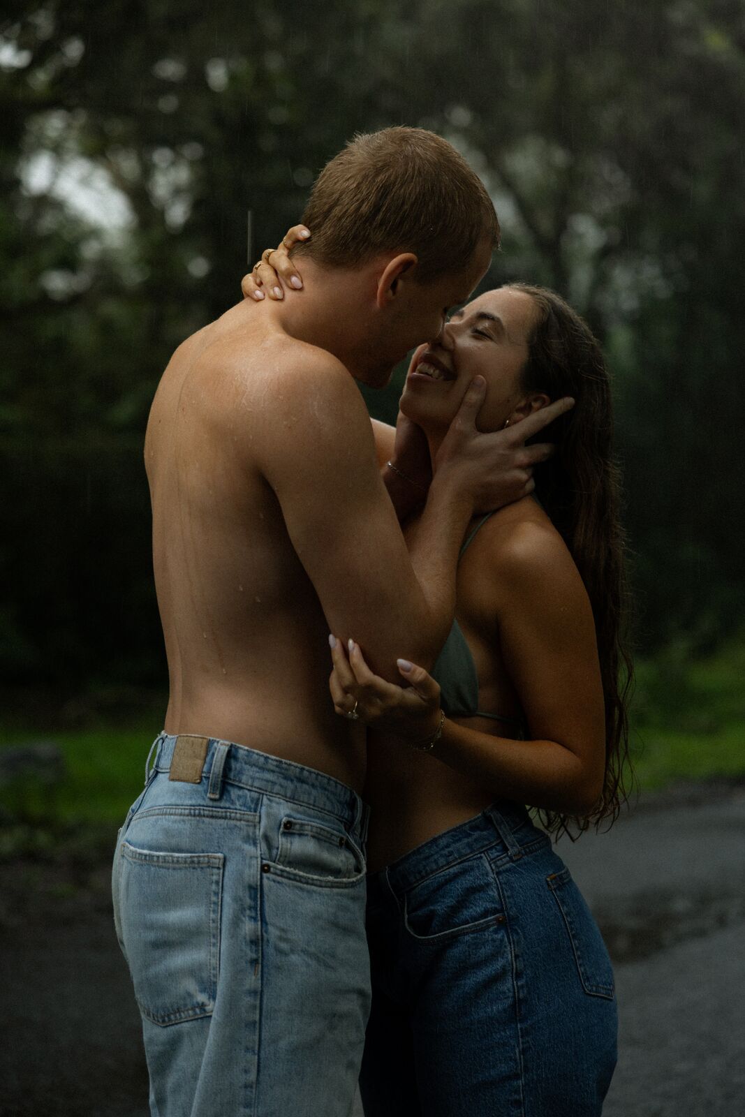 Noa & Mason — an embrace on the rainy road