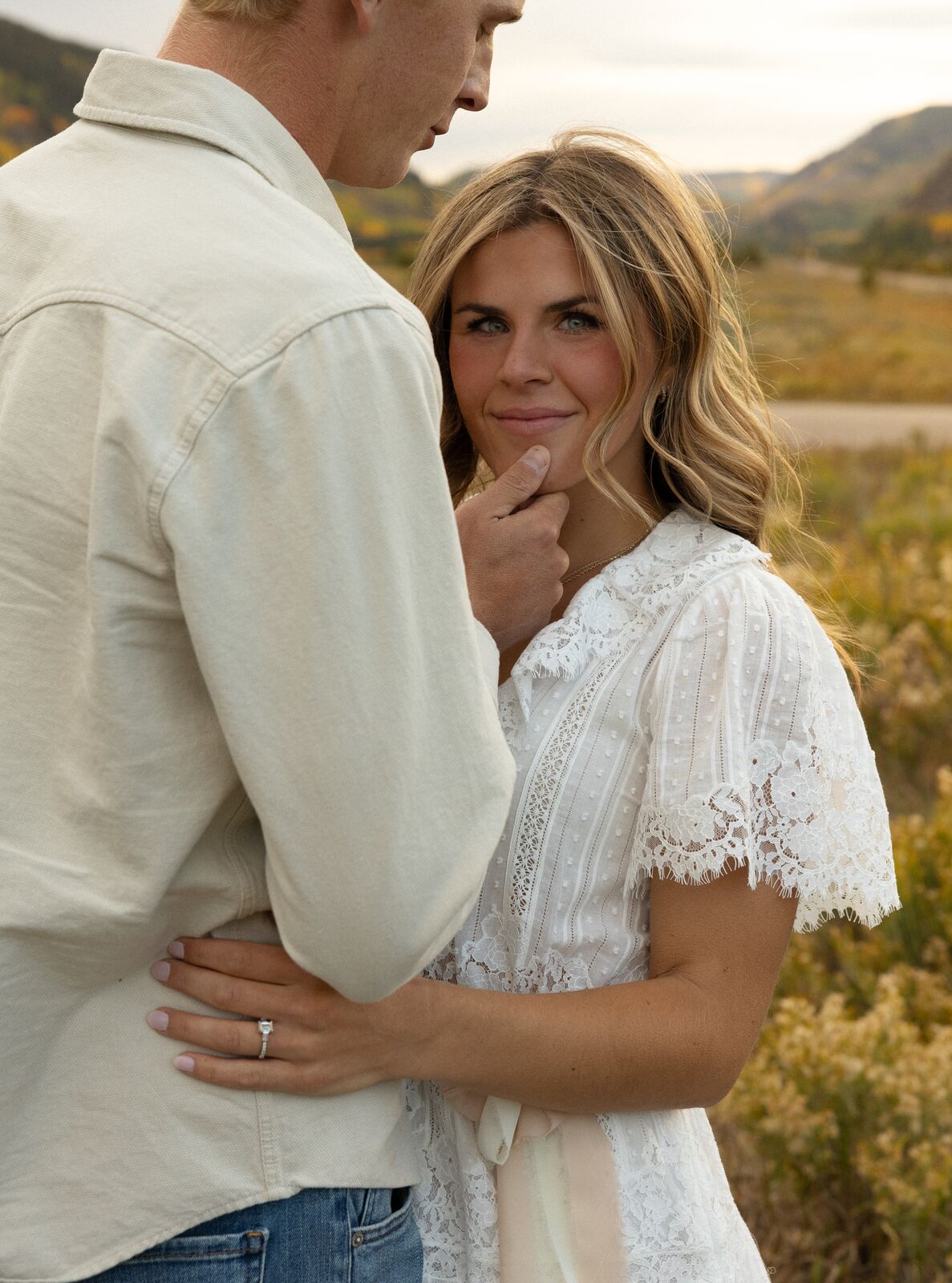 Shannon & Will — a close embrace in the field